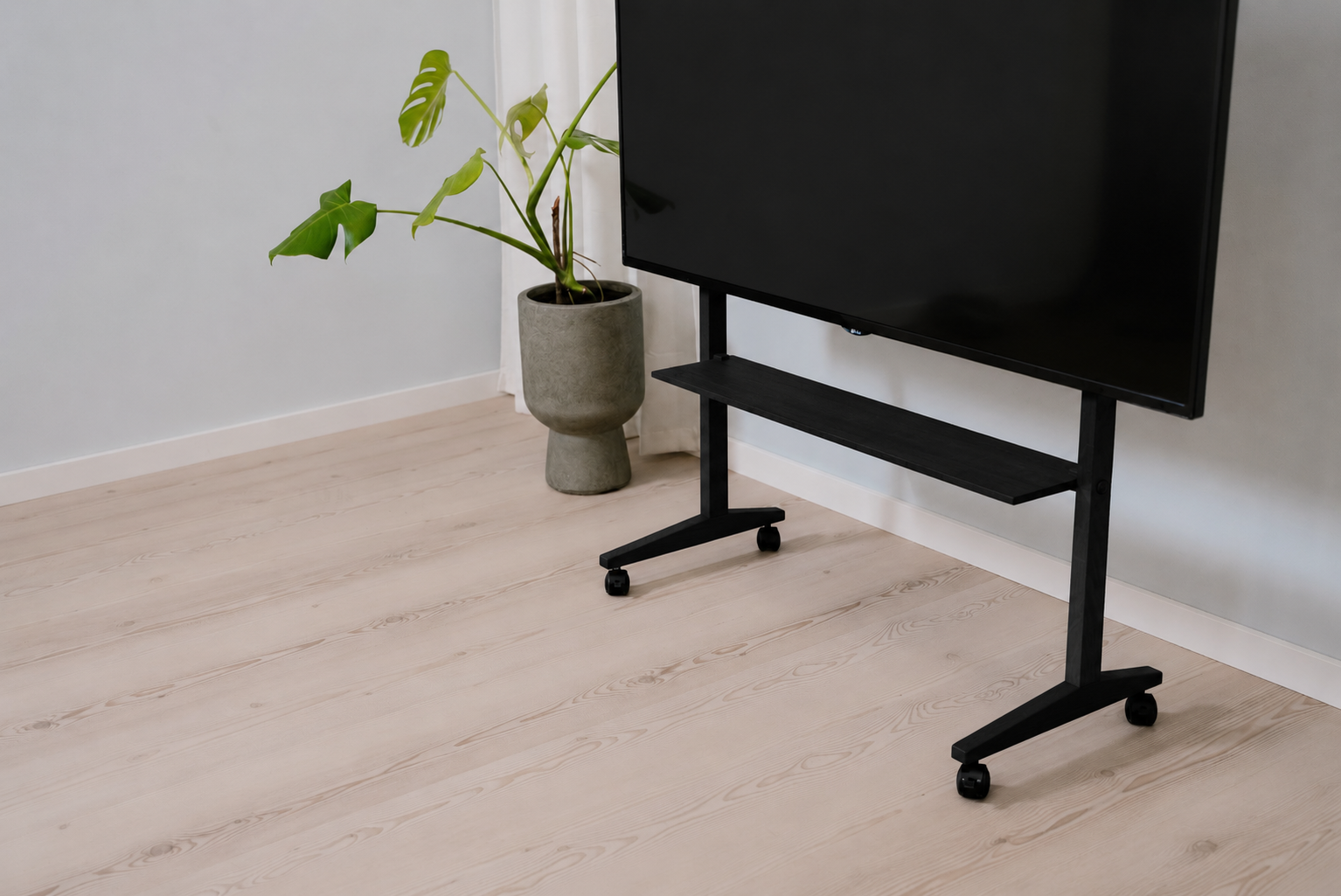 sika-tv-stander-hylde-sort-stue.jpg