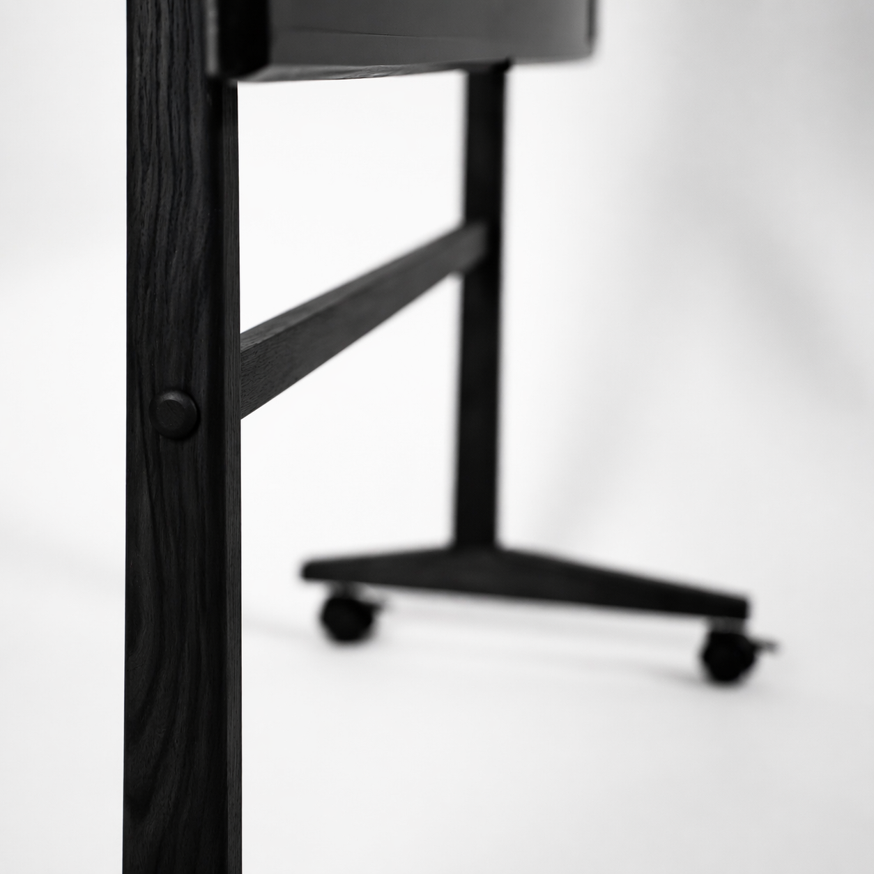 sika-tv-stander-sort-detalje.jpg