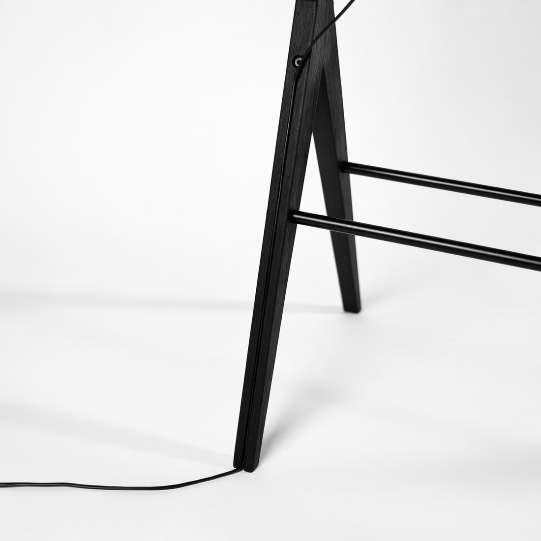 kaya-tv-stander-sort-detalje.jpg