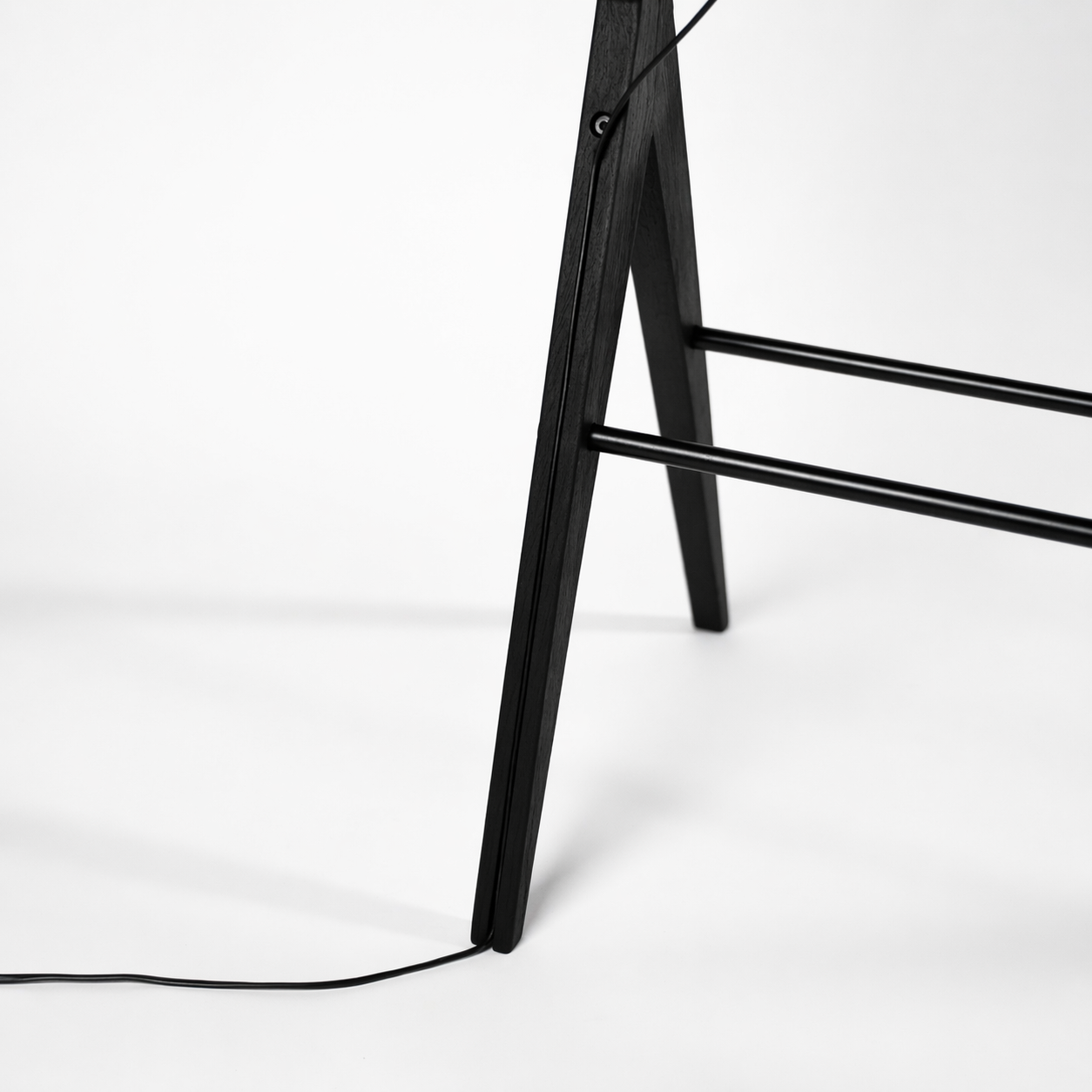kaya-tv-stander-sort-detalje.jpg