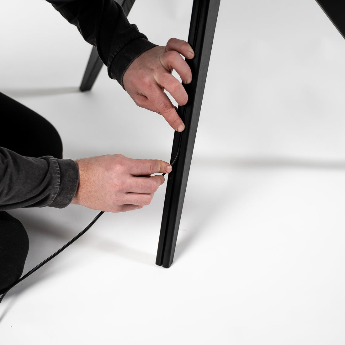 ella-tv-stander-sort-kabel.jpg